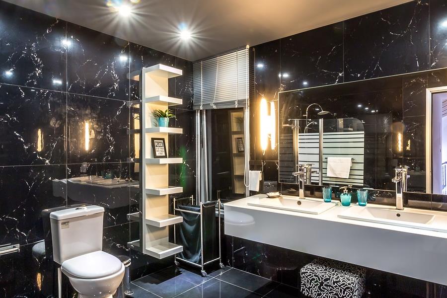 Marmurowa podłoga w łazience.