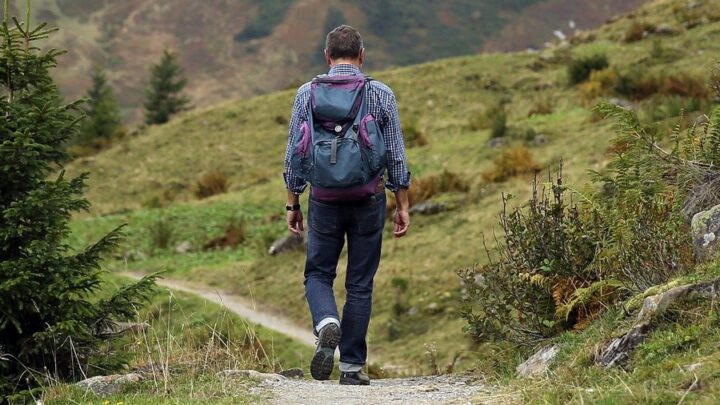 Trekking górski w europejskim klimacie.