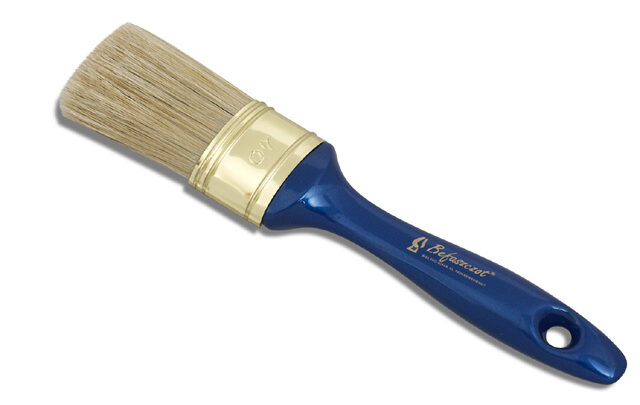 Pędzle budowlane stosowane w pracach remontowych i nie tylko.